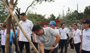 Sastra Winara saat menanam pohon di Pakansari Cibinong Bogor, Foto/Diskominfo Kabupaten Bogor