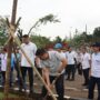 Sastra Winara saat menanam pohon di Pakansari Cibinong Bogor, Foto/Diskominfo Kabupaten Bogor