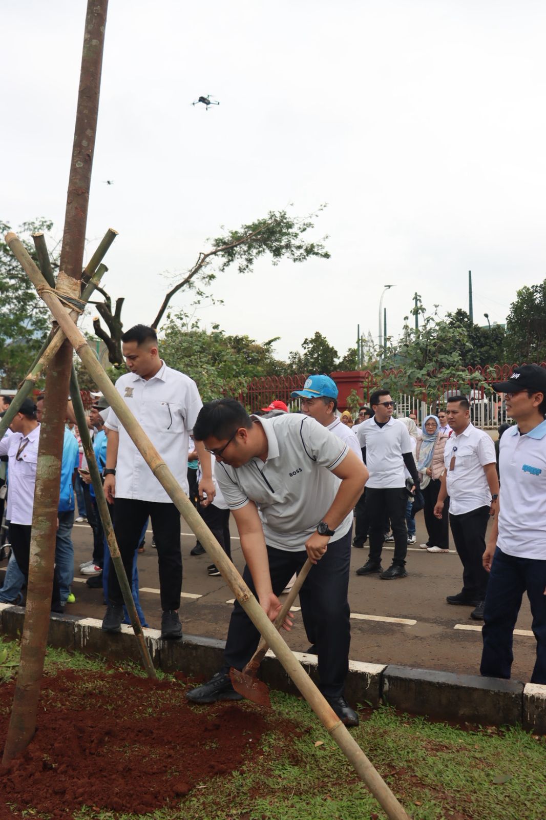Sastra Winara saat menanam pohon di Pakansari Cibinong Bogor, Foto/Diskominfo Kabupaten Bogor Sastra Winara saat menanam pohon di Pakansari Cibinong Bogor, Foto/Diskominfo Kabupaten Bogor