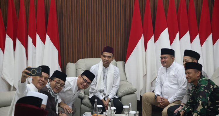 Foto bersama Bupati Bogor, Rudy Susmanto bersama Ustad Abdul somad, Foto/Diskominfo Kabupaten Bogor