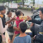 BRI Bekasi saat membagikan makanan kepada masyarakat sekitar yang kurang mampu, Foto/Istimewa