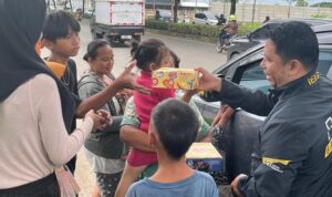 BRI Bekasi saat membagikan makanan kepada masyarakat sekitar yang kurang mampu, Foto/Istimewa BRI Bekasi saat membagikan makanan kepada masyarakat sekitar yang kurang mampu, Foto/Istimewa