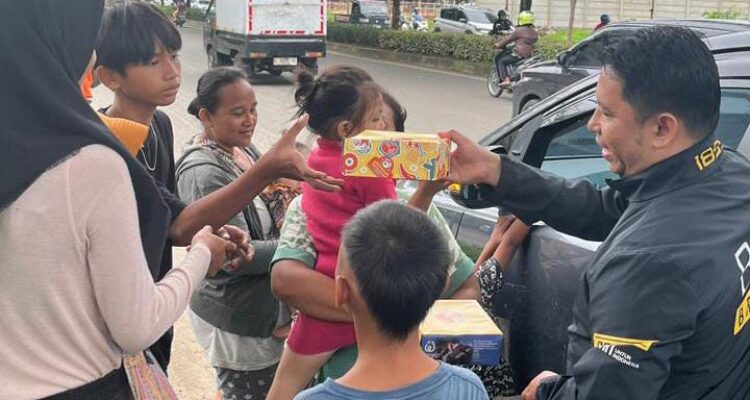BRI Bekasi saat membagikan makanan kepada masyarakat sekitar yang kurang mampu, Foto/Istimewa