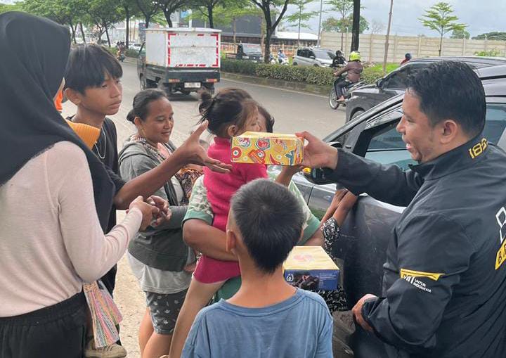 BRI Bekasi saat membagikan makanan kepada masyarakat sekitar yang kurang mampu, Foto/Istimewa BRI Bekasi saat membagikan makanan kepada masyarakat sekitar yang kurang mampu, Foto/Istimewa