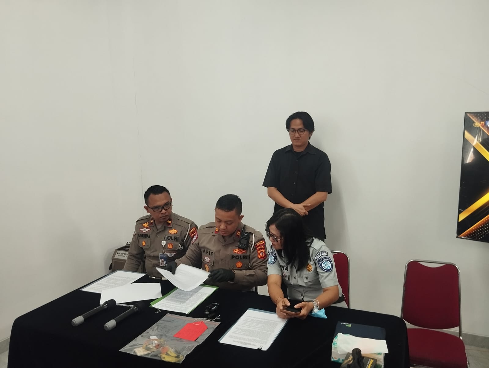 Satuan Lalu Lintas Polres Bogor bersama Jasa Raharja merilis kasus kecelakaan lalu lintas fatal yang terjadi di Jalan Raya Bogor KM 45, Foto/Istimewa Satuan Lalu Lintas Polres Bogor bersama Jasa Raharja merilis kasus kecelakaan lalu lintas fatal yang terjadi di Jalan Raya Bogor KM 45, Foto/Istimewa