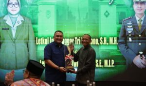 Bupati Bogor, Rudy Susmanto bersama Komandan Kodim (Dandim) 0621/Kabupaten Bogor dalam pisah sambut, Foto/Diskominfo Kabupaten Bogor Bupati Bogor, Rudy Susmanto bersama Komandan Kodim (Dandim) 0621/Kabupaten Bogor dalam pisah sambut, Foto/Diskominfo Kabupaten Bogor