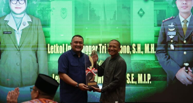 Bupati Bogor, Rudy Susmanto bersama Komandan Kodim (Dandim) 0621/Kabupaten Bogor dalam pisah sambut, Foto/Diskominfo Kabupaten Bogor