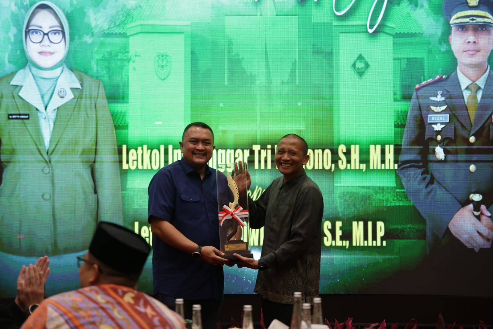 Bupati Bogor, Rudy Susmanto bersama Komandan Kodim (Dandim) 0621/Kabupaten Bogor dalam pisah sambut, Foto/Diskominfo Kabupaten Bogor Bupati Bogor, Rudy Susmanto bersama Komandan Kodim (Dandim) 0621/Kabupaten Bogor dalam pisah sambut, Foto/Diskominfo Kabupaten Bogor