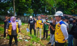 Wali Kota Bogor, Dedie A Rachim saat meninjau Trase Baru pengganti Jalan Danasasmitha, Foto/Adi Wirman Wali Kota Bogor, Dedie A Rachim saat meninjau Trase Baru pengganti Jalan Danasasmitha, Foto/Adi Wirman
