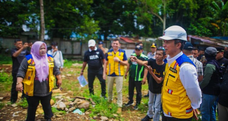 Wali Kota Bogor, Dedie A Rachim saat meninjau Trase Baru pengganti Jalan Danasasmitha, Foto/Adi Wirman