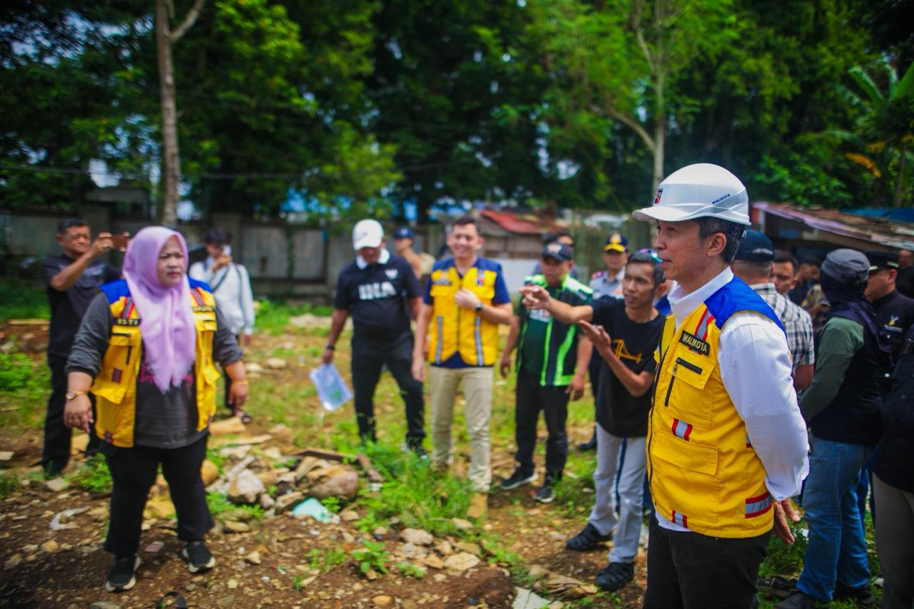 Wali Kota Bogor, Dedie A Rachim saat meninjau Trase Baru pengganti Jalan Danasasmitha, Foto/Adi Wirman Wali Kota Bogor, Dedie A Rachim saat meninjau Trase Baru pengganti Jalan Danasasmitha, Foto/Adi Wirman