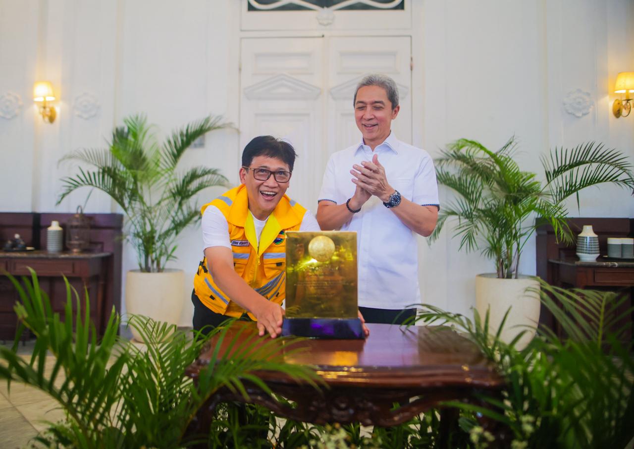 Wali Kota Bogor bersama Kepala Dinas LH Kota Bogor, Foto/Diskominfo Kota Bogor