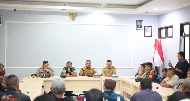 Bupati Bogor, Rudy Susmanto, menemui warga dari sejumlah kecamatan di wilayah Bogor Barat untuk mendengarkan secara langsung aspirasi masyarakat terkait aktivitas pertambangan, Foto/Diskominfo Kabupaten Bogor