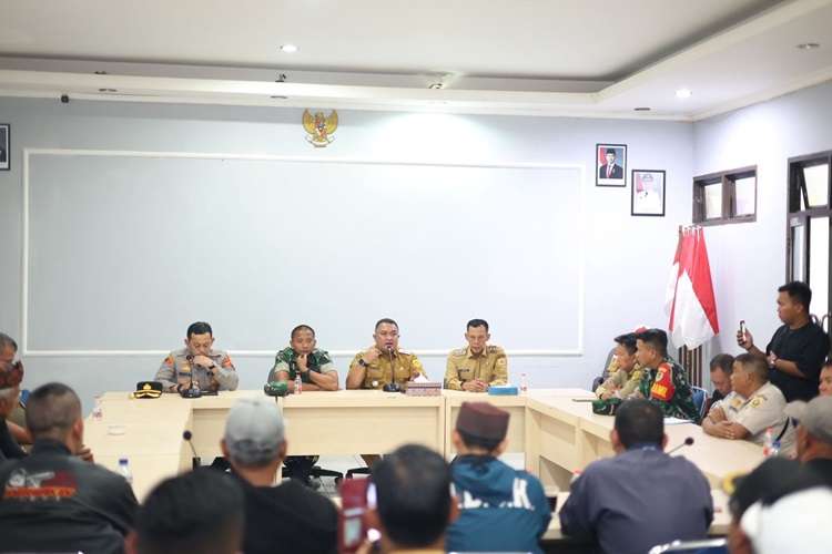 Bupati Bogor, Rudy Susmanto, menemui warga dari sejumlah kecamatan di wilayah Bogor Barat untuk mendengarkan secara langsung aspirasi masyarakat terkait aktivitas pertambangan, Foto/Diskominfo Kabupaten Bogor