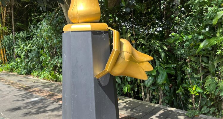 Ornamen tiang Penerangan Jalan Umum (PJU) di Jalan Sudirman Kota Bogor kondisinya banyak yang telah rusak, Foto/Adi Wirman