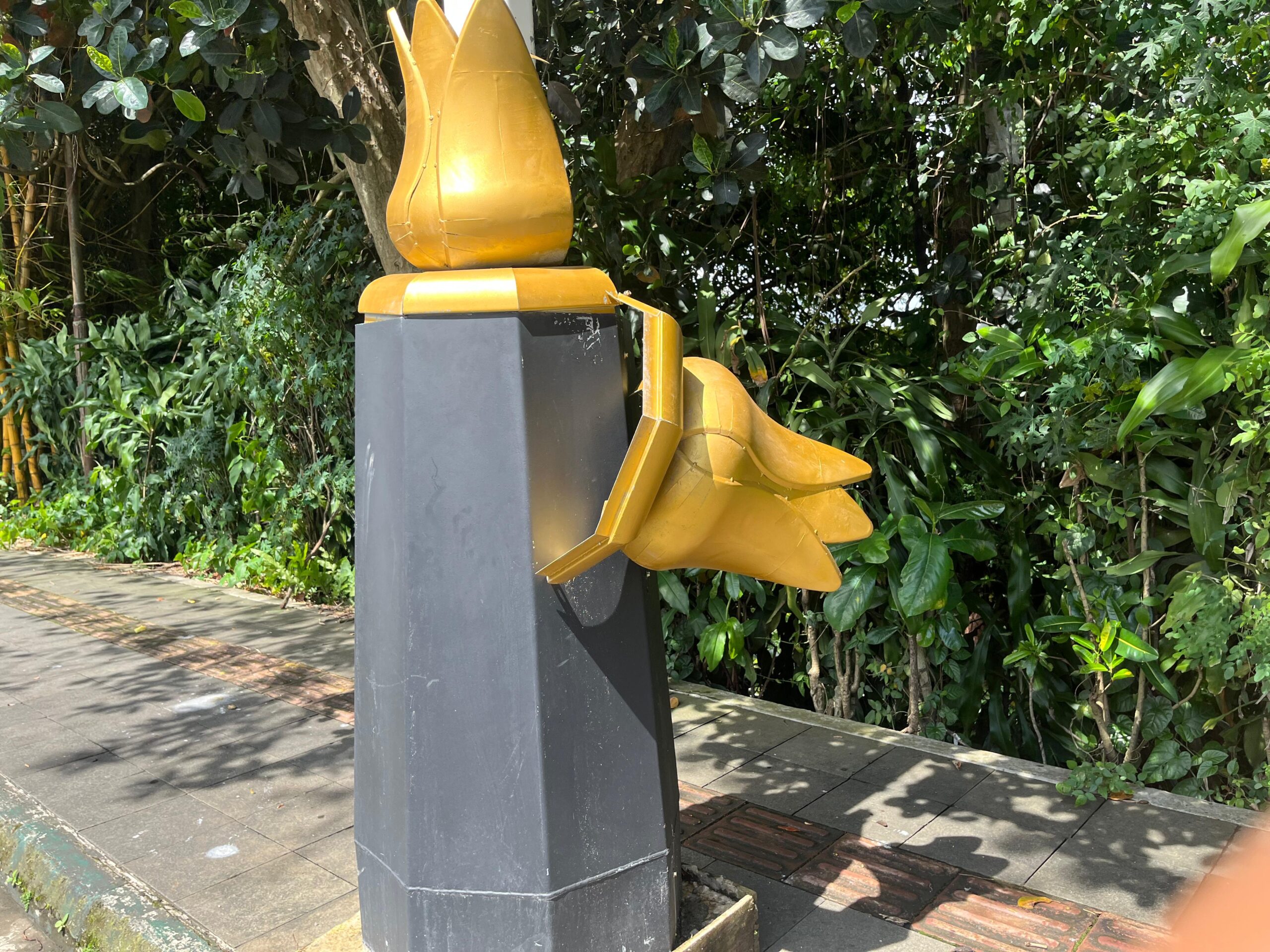 Ornamen tiang Penerangan Jalan Umum (PJU) di Jalan Sudirman Kota Bogor kondisinya banyak yang telah rusak, Foto/Adi Wirman