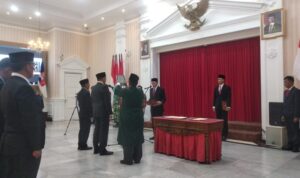 Wali Kota Bogor, Dedie A. Rachim, melantik dua direksi baru Perumda Tirta Pakuan Kota Bogor di Aula Sri Bima, Balaikota Bogor, Jumat (27/3/2026), Foto/Maya Melania