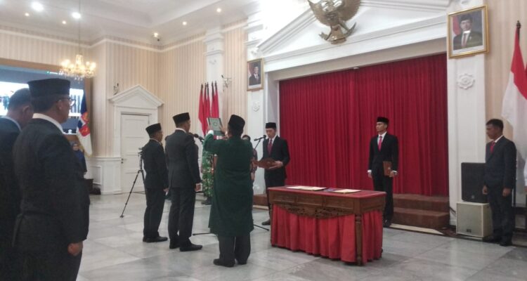 Wali Kota Bogor, Dedie A. Rachim, melantik dua direksi baru Perumda Tirta Pakuan Kota Bogor di Aula Sri Bima, Balaikota Bogor, Jumat (27/3/2026), Foto/Maya Melania