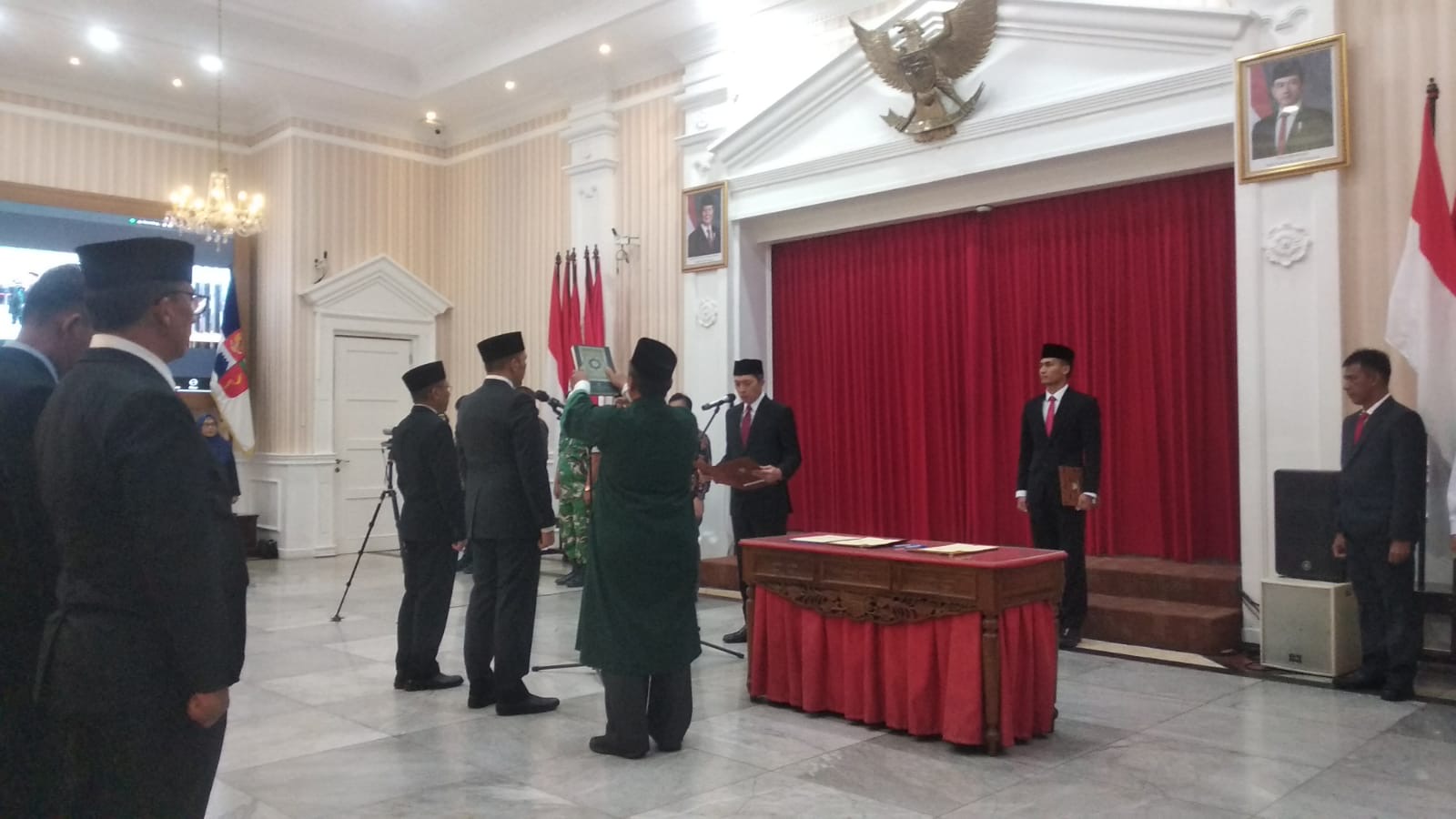 Wali Kota Bogor, Dedie A. Rachim, melantik dua direksi baru Perumda Tirta Pakuan Kota Bogor di Aula Sri Bima, Balaikota Bogor, Jumat (27/3/2026), Foto/Maya Melania