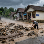 Gambar Ilustrasi banjir dengan membawa batu dan lumpur di Tamansari, Ciapus, Foto/Gemni Ai