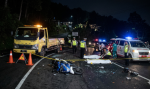 Gambar ilustrasi Sepeda motor tarak truk himgga 2 mahasiswa tewas di Puncak Bogor, Foto/Gemini Ai