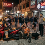 Gambar Ilustrasi Aksi pencurian sepeda motor di halaman parkir Cafe Billiard One Way, Jalan Merdeka, Kota Bogor,, Foto/Gemini AI