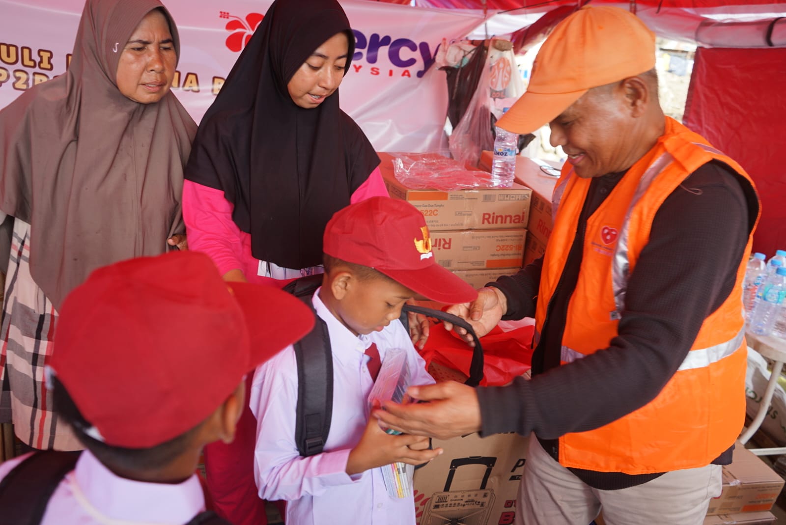 HS Melalui GAN memberikan Bantuan AUJP) kembali menyalurkan bantuan kepada masyarakat Sumatera yang menjadi korban bencana alam akhir tahun lalu. Kali ini dengan menyerahkan bantuan melalui Gerakan Anak Negeri (GAN) dalam bentuk uang tunai, Foto/Istimewa