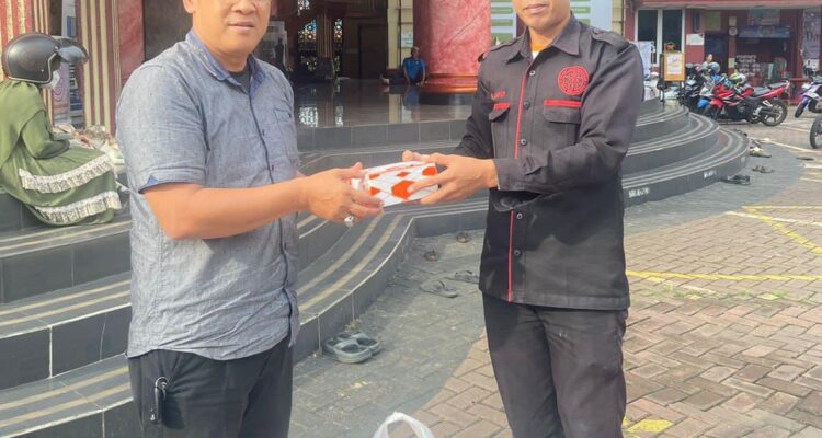 BRI Depok saat memberikan bantuan, Foto/Istimewa