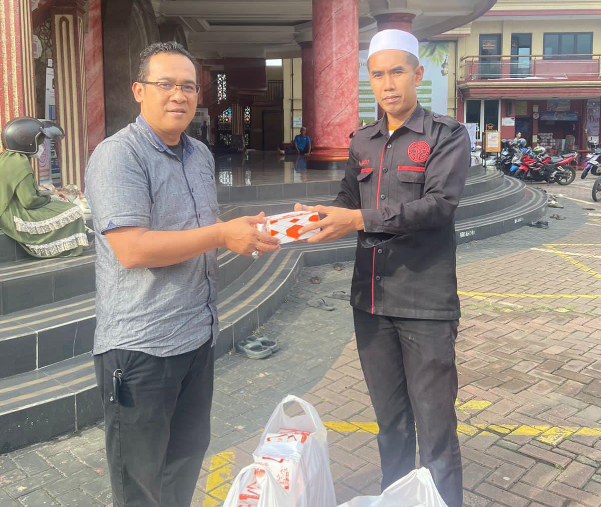 BRI Depok saat memberikan bantuan, Foto/Istimewa