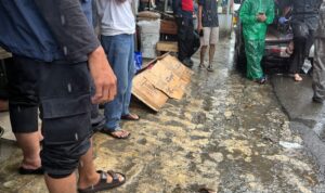 Kondisi Pria Paruh Baya yang ditemukan meninggal usai berbelanja di Jalan Mayjen Ishak Djuarsa, Gunung Batu Bogor, Foto/Adi Wirman