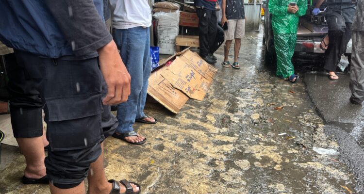 Kondisi Pria Paruh Baya yang ditemukan meninggal usai berbelanja di Jalan Mayjen Ishak Djuarsa, Gunung Batu Bogor, Foto/Adi Wirman
