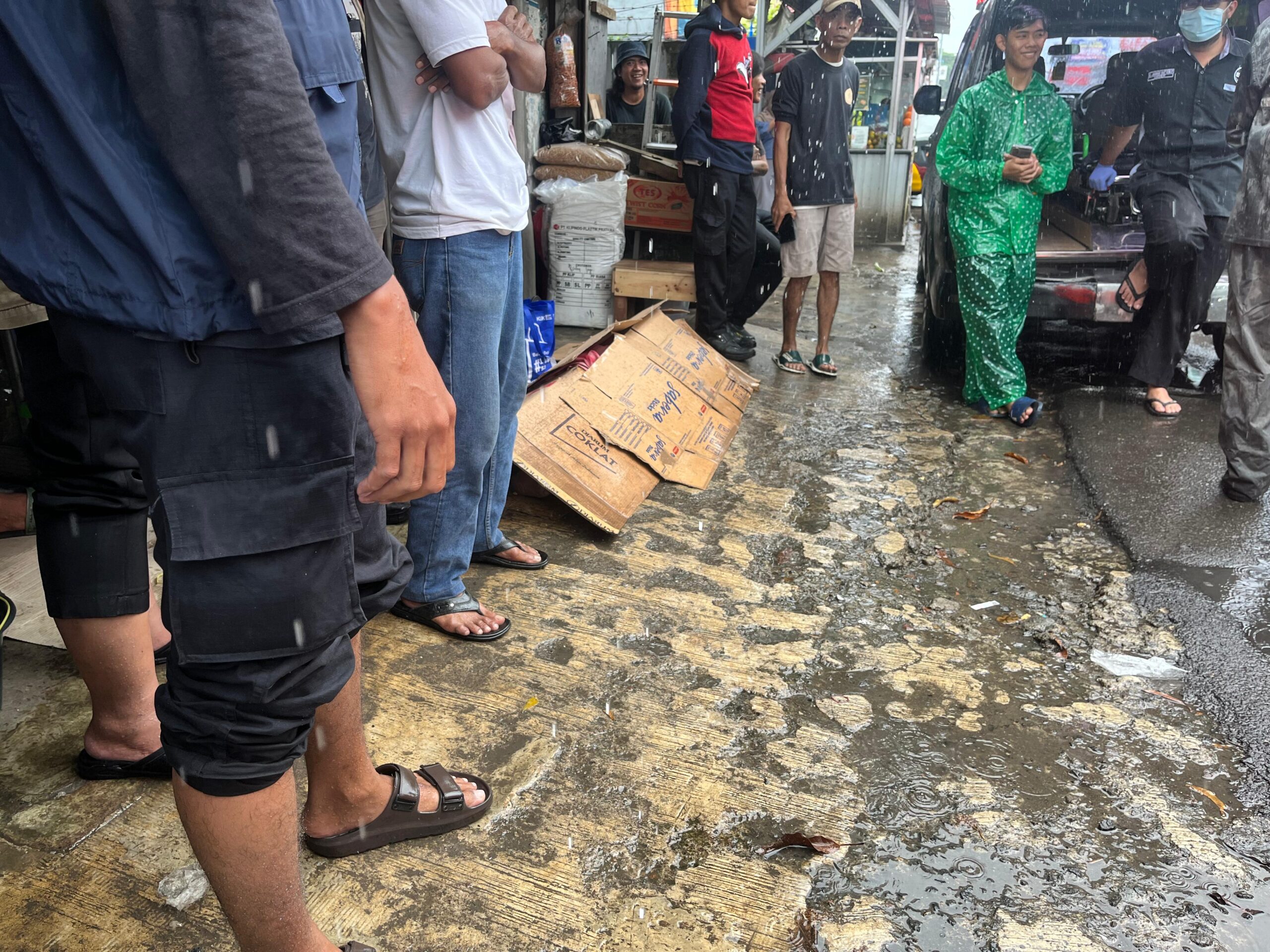 Kondisi Pria Paruh Baya yang ditemukan meninggal usai berbelanja di Jalan Mayjen Ishak Djuarsa, Gunung Batu Bogor, Foto/Adi Wirman