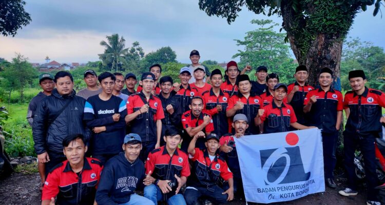 keluarga besar BPK Oi Kota Bogor saat membagikan takjil, Foto/istimewa