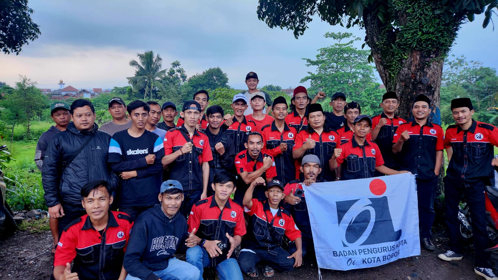 keluarga besar BPK Oi Kota Bogor saat membagikan takjil, Foto/istimewa