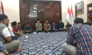 Wali Kota Bogor, Dedie A Rachim bersama Wakil Wali Kota Bogor, Jenal Muttaqin saat melakukan diskusi dengan beberapa media di Rumah Dinas, Foto/Maya Melania Wali Kota Bogor, Dedie A Rachim bersama Wakil Wali Kota Bogor, Jenal Muttaqin saat melakukan diskusi dengan beberapa media di Rumah Dinas, Foto/Maya Melania