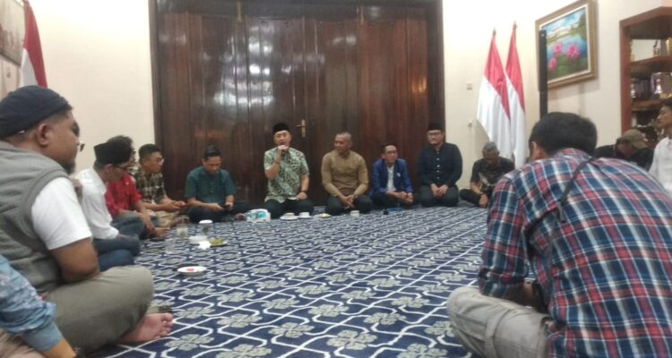 Wali Kota Bogor, Dedie A Rachim bersama Wakil Wali Kota Bogor, Jenal Muttaqin saat melakukan diskusi dengan beberapa media di Rumah Dinas, Foto/Maya Melania