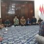 Wali Kota Bogor, Dedie A Rachim bersama Wakil Wali Kota Bogor, Jenal Muttaqin saat melakukan diskusi dengan beberapa media di Rumah Dinas, Foto/Maya Melania