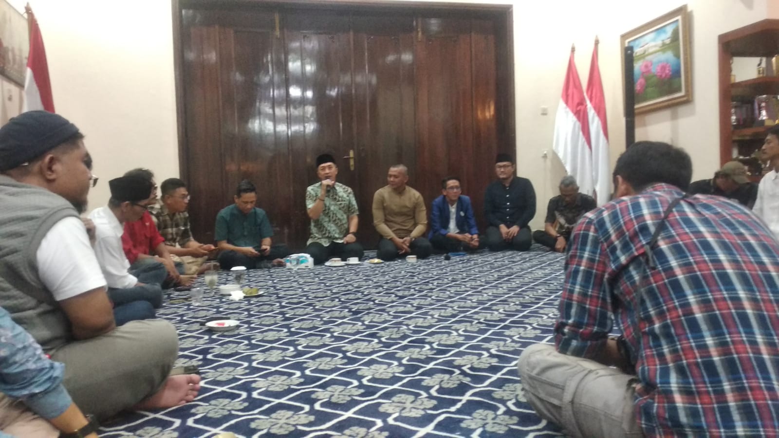 Wali Kota Bogor, Dedie A Rachim bersama Wakil Wali Kota Bogor, Jenal Muttaqin saat melakukan diskusi dengan beberapa media di Rumah Dinas, Foto/Maya Melania Wali Kota Bogor, Dedie A Rachim bersama Wakil Wali Kota Bogor, Jenal Muttaqin saat melakukan diskusi dengan beberapa media di Rumah Dinas, Foto/Maya Melania