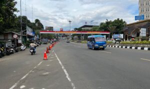 Pantuan lalu lintas di Simpang Gadong, Jalan Raya Puncak Bogor, Foto/Adi Wirman Pantuan lalu lintas di Simpang Gadong, Jalan Raya Puncak Bogor, Foto/Adi Wirman