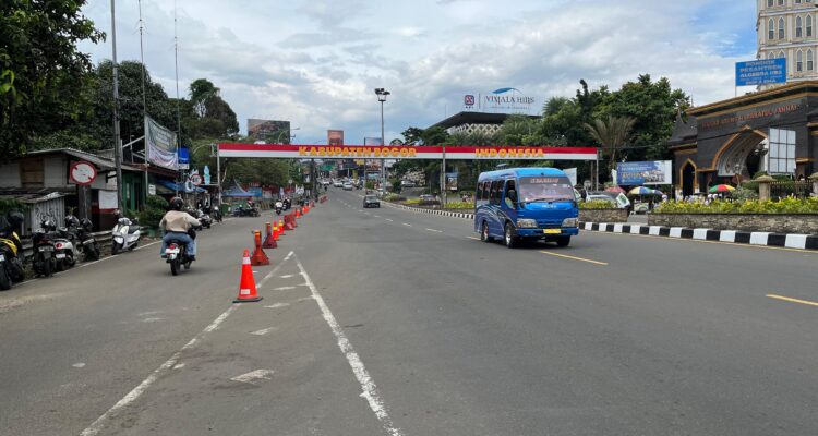 Pantuan lalu lintas di Simpang Gadong, Jalan Raya Puncak Bogor, Foto/Adi Wirman