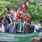 Bupati Bogor, Rudy Susmanto saat melakukan penanaman Pohon, Foto/Diskominfo Kabupaten Bogor