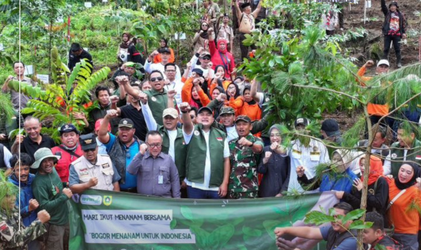 Bupati Bogor, Rudy Susmanto saat melakukan penanaman Pohon, Foto/Diskominfo Kabupaten Bogor Bupati Bogor, Rudy Susmanto saat melakukan penanaman Pohon, Foto/Diskominfo Kabupaten Bogor