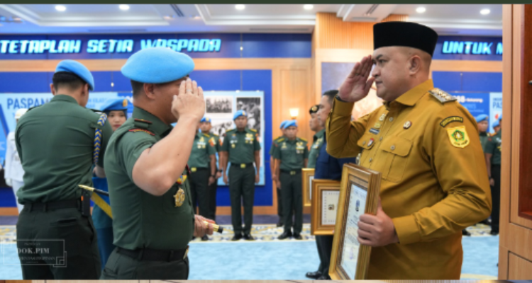 Bupati Bogor, Rudy Susmanto, menerima penghargaan istimewa dari Komandan Pasukan Pengamanan Presiden (Paspampres) Republik Indonesia, Foto/Diskominfo Kabupaten Bogor