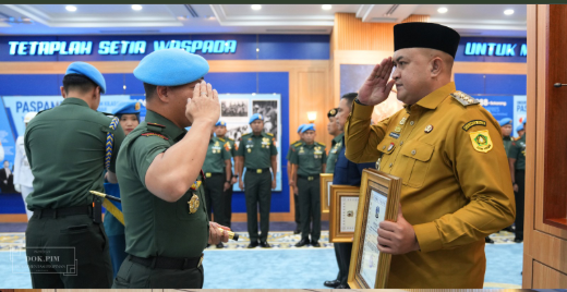 Bupati Bogor, Rudy Susmanto, menerima penghargaan istimewa dari Komandan Pasukan Pengamanan Presiden (Paspampres) Republik Indonesia, Foto/Diskominfo Kabupaten Bogor Bupati Bogor, Rudy Susmanto, menerima penghargaan istimewa dari Komandan Pasukan Pengamanan Presiden (Paspampres) Republik Indonesia, Foto/Diskominfo Kabupaten Bogor