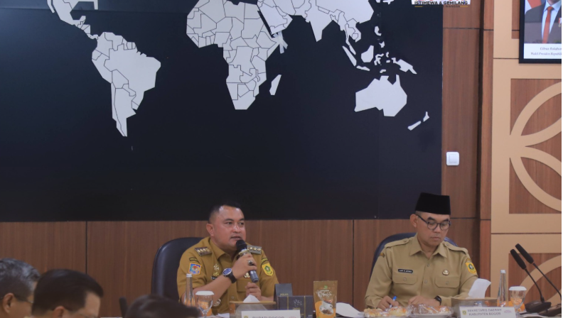 Bupati Bogor bersama Sekda Ajat Jatnika, Foto/Diskominfo Kabupaten Bogor Bupati Bogor bersama Sekda Ajat Jatnika, Foto/Diskominfo Kabupaten Bogor