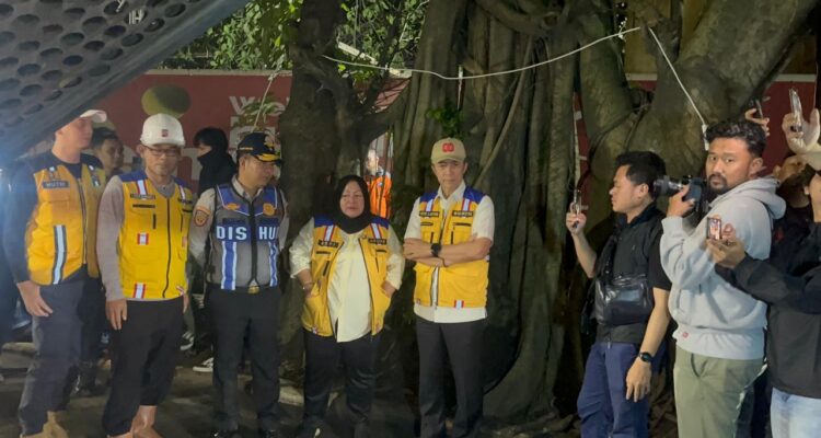 Wali Kota Bogor, Dedie A Rachim saat meninjau jalan rusak di Jalan Pajajaran, Kota Bogor, Foro/Adi Wirman