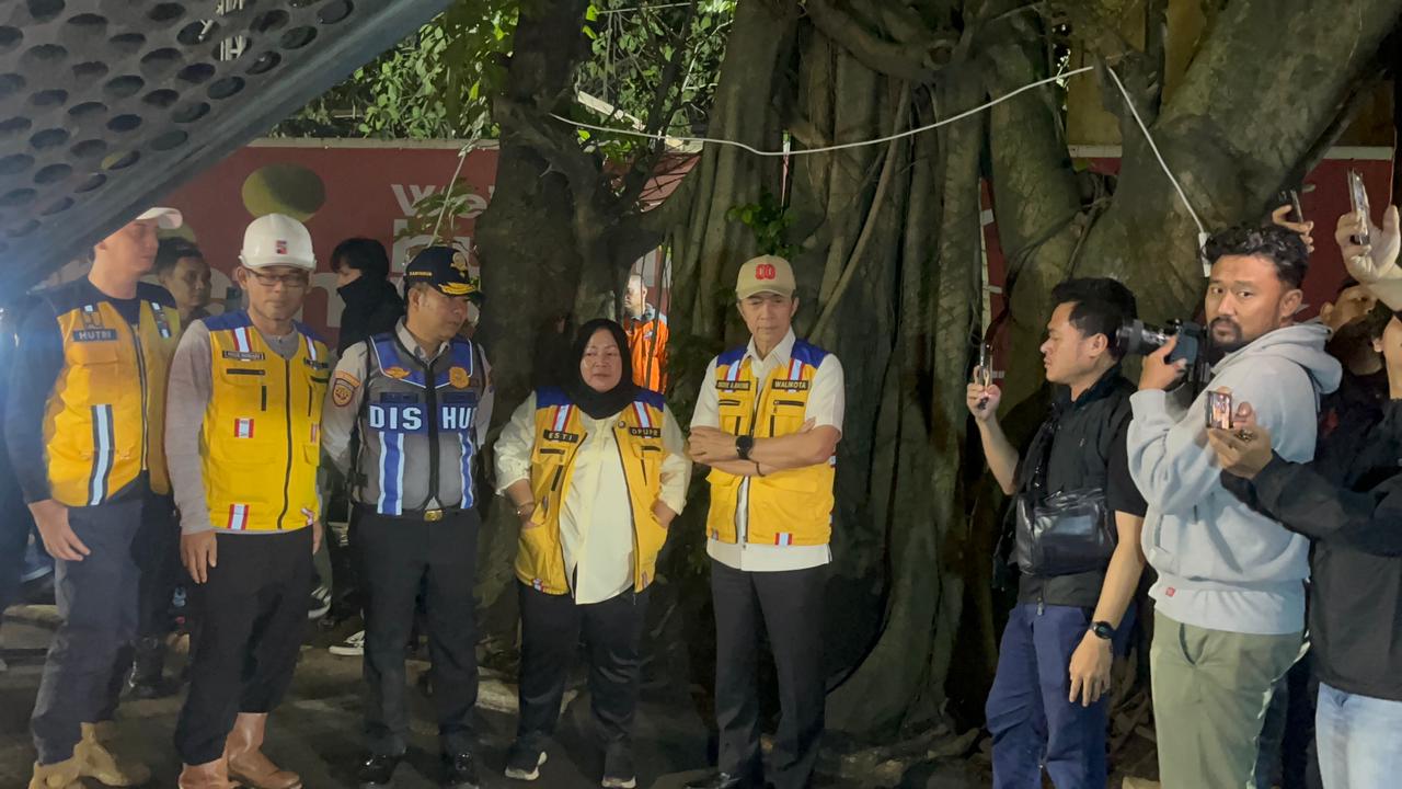 Wali Kota Bogor, Dedie A Rachim saat meninjau jalan rusak di Jalan Pajajaran, Kota Bogor, Foro/Adi Wirman Wali Kota Bogor, Dedie A Rachim saat meninjau jalan rusak di Jalan Pajajaran, Kota Bogor, Foro/Adi Wirman