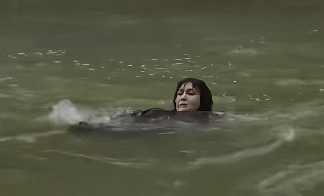 Tangkapan layar tiktok @desahdesus.pojoksatu Aktris Luna Maya terseret arus saat syuting Suzzanna: Santet Dosa di Atas Dosa, Foto/ Tangkapan layar tiktok @desahdesus.pojoksatu