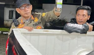 anggota satpol PP Kabupaten Bogor saat mengamankan miras yang ,masih di jual waktu ramadan, Foto/Istimewa