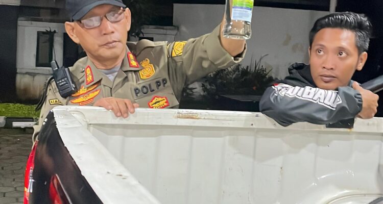 anggota satpol PP Kabupaten Bogor saat mengamankan miras yang ,masih di jual waktu ramadan, Foto/Istimewa